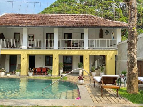Baron's Antiquarian Villa