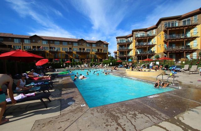 Barona Beach Luxury Lake Front Condo/W Boat Slip, West Kelowna,
