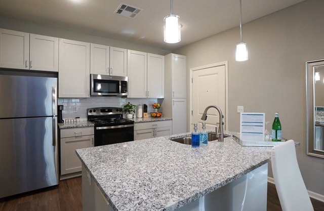 Barsala l Gorgeous 2BD, miles from Uptown Charlotte