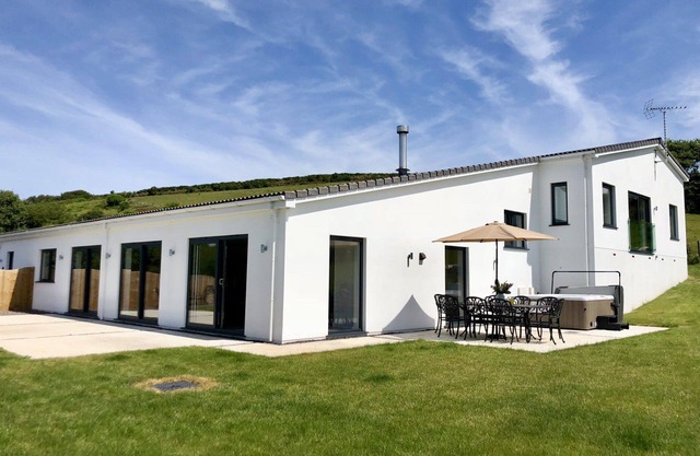 Barton Rock, sleeps 10 with a hot tub