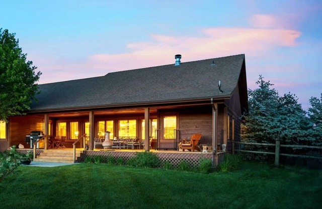 Basecamp Stays: Upscale, Hot Tub, Wildlife, Views!