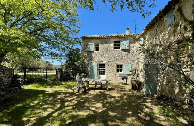 Bastide Provençale facing the Grand Luberon
