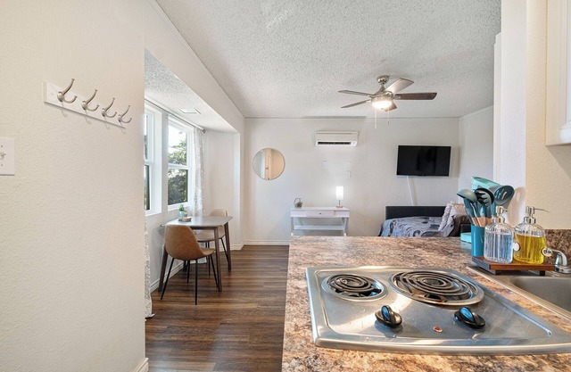 Bastrop Bungalow: Charming studio with strong WiFi and pine trees galore