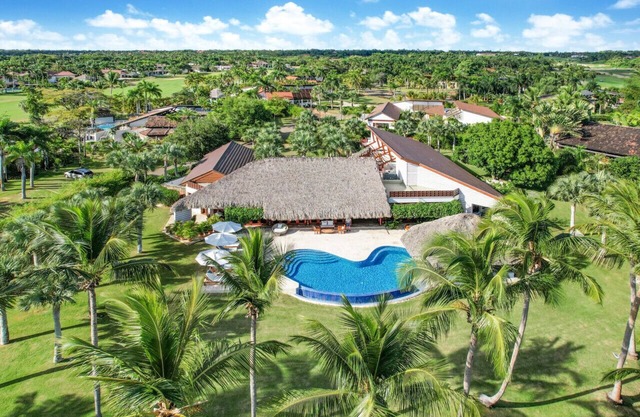 Batey 16: Caribbean heaven, saltwater pool, full staff, ocean view, 2 golf carts