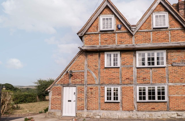BATTEL HALL COTTAGE, pet friendly, with open fire in Harrietsham
