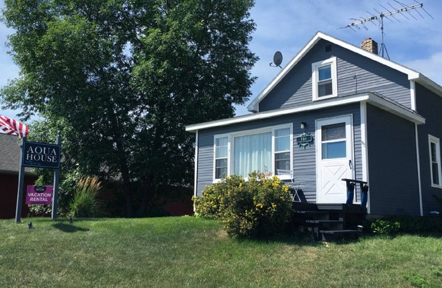 Battle Lake home perfect for groups! Sleeps 10+, on bike trail by public beach.