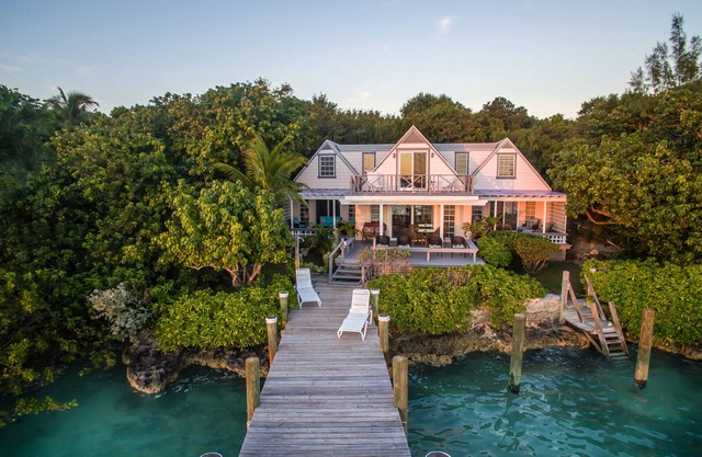 Bay Cottage Home with a Private Dock