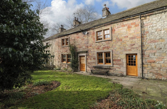 BAY HORSE FARM, family friendly, character holiday cottage in Skipton