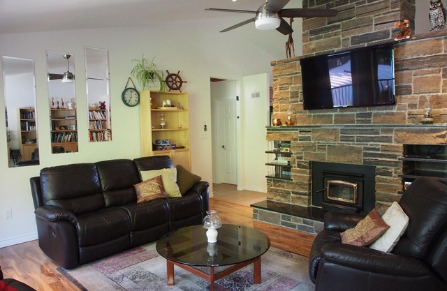 Bay House at Prinyers - Prince Edward County Private Waterfront