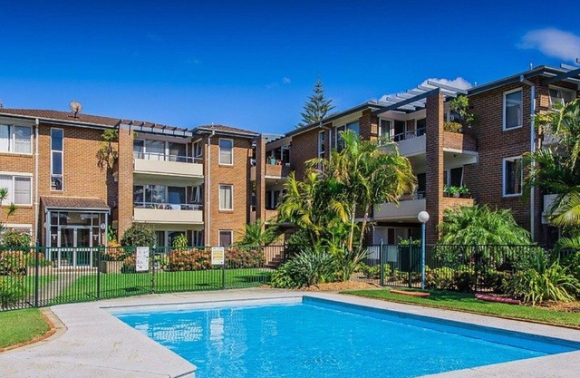 Bay Park 30 - Situated In The Heart Of Town With A Pool