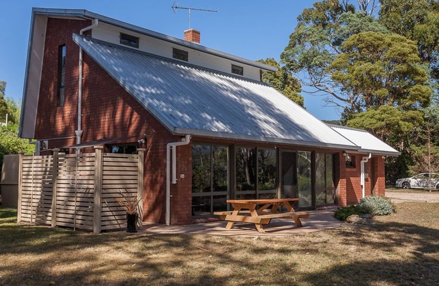 Bay Retreat Port Arthur - tranquil waterfront house