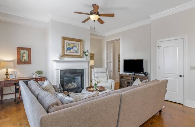 Bay St Beauty 2 Bedroom Condo in the Heart of SAV