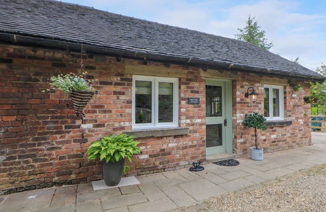 BAY TREE COTTAGE, pet friendly, with a garden in Belper