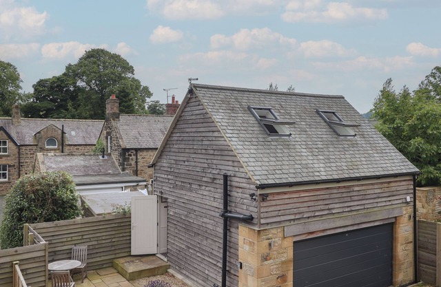 BAY TREE STUDIO, romantic, with a garden in Alnmouth