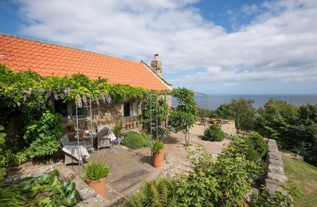 BAY VIEW COTTAGE - stunning cottage overlooking Robin Hoods Bay