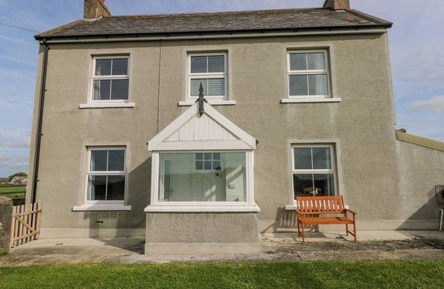 BAY VIEW FARMHOUSE, family friendly, with a garden in Solva