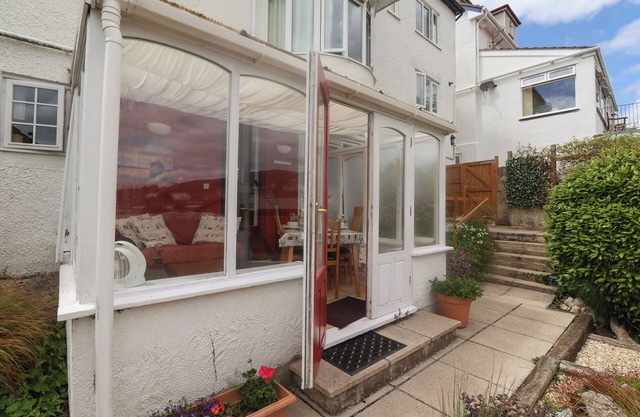 BAY VIEW, pet friendly, country holiday cottage in Lyme Regis