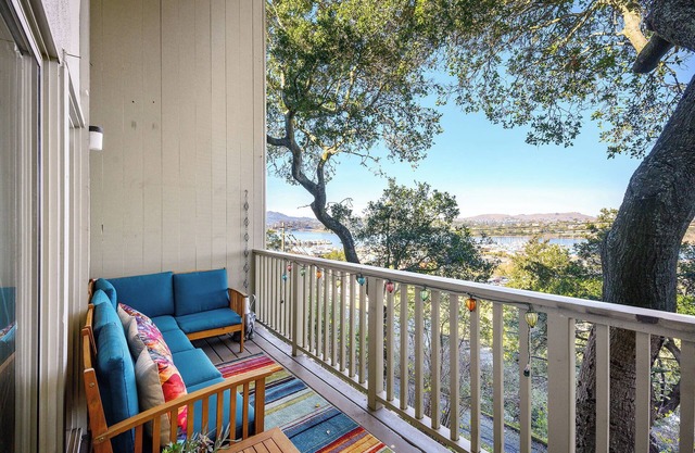 BAY VIEW RETREAT NEAR DOWNTOWN SAUSALITO