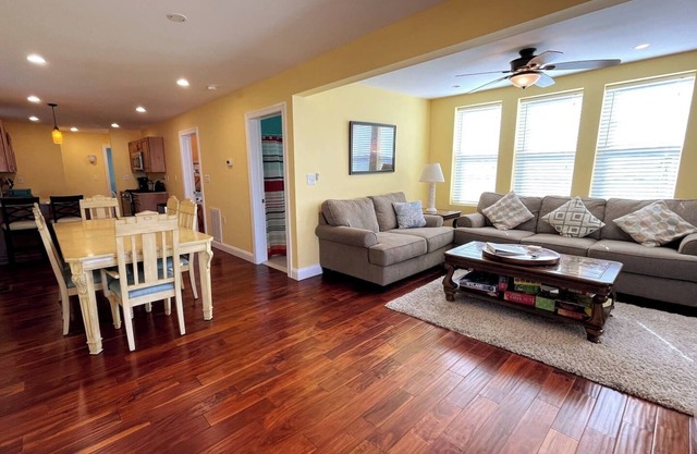 Bay view-walk to beach/boards/restaurants, parking