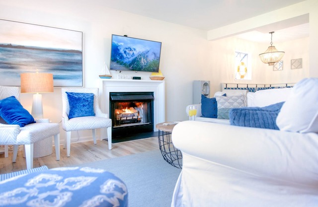 Bay views with kayaks, bikes, fire pit, crabbing and more
