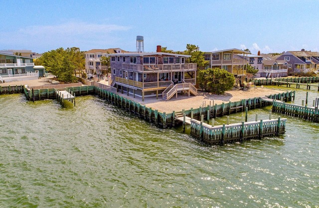 BAYFRONT, DOCK, SHORT WALK TO BEACH, BRANT BEACH YACHT CLUB NEIGHBORHOOD