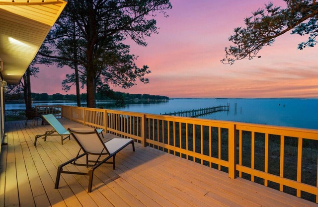 Bayfront Escape, Private Dock, Large Deck, and Views!