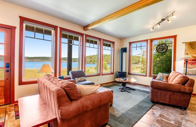 Bayfront home w/private beach, water/mountain views, gas grill, deck, gas stove