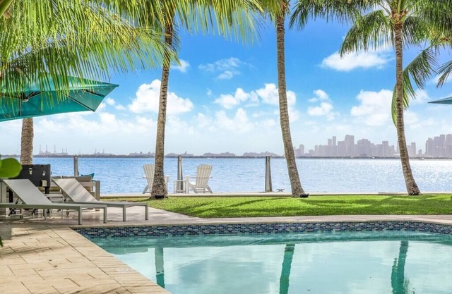 Bayfront Villa: Heated Pool, Amazing Views & Beach Access!