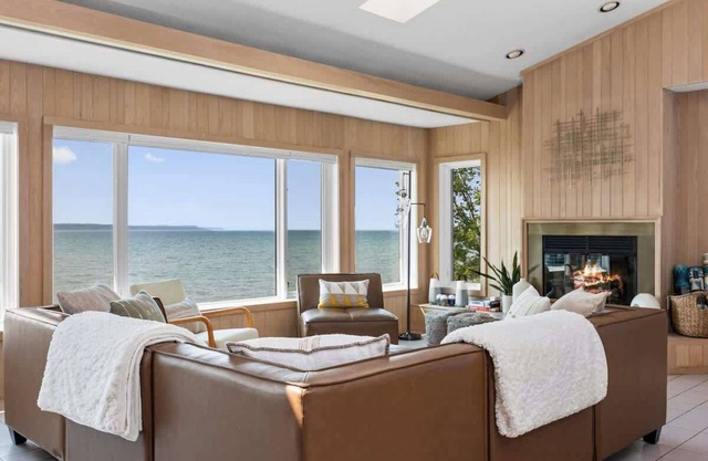 Bayshore Waves | On Lake Michigan | Pet Friendly