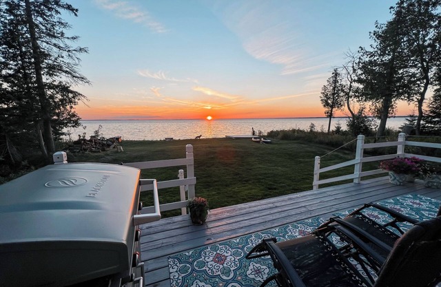 Bayside Bungalow: Golden Leaves and Lakefront Sunsets – Book Your Fall Escape!