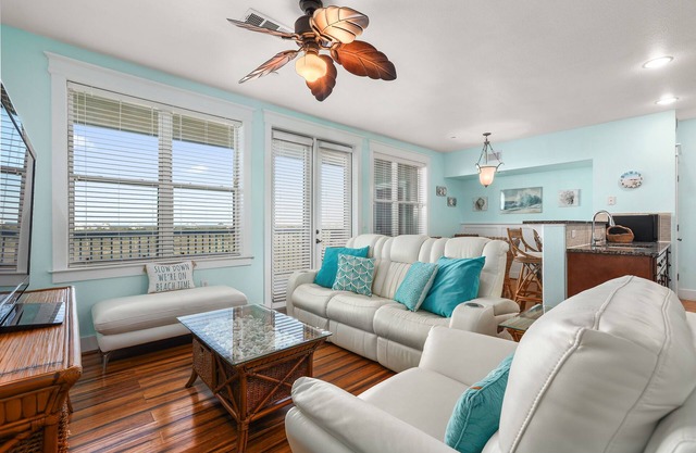 Bayside condo with access to all Pointe West amentities and beautiful beaches!