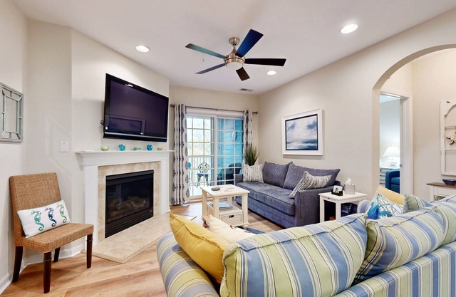 Bayside Resort 3rd-floor condo with indoor/outdoor pools, hot tub, tennis & gym