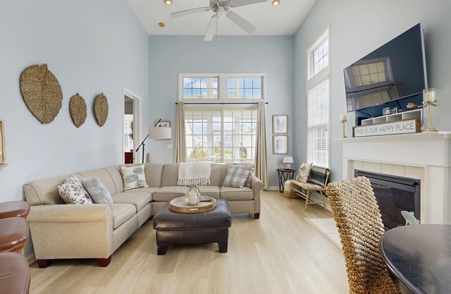 Bayside Resort dog-friendly townhouse w/tennis court access, WiFi, and balcony