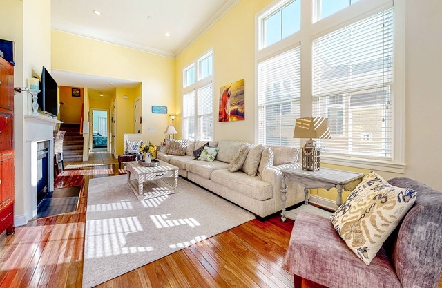 Bayside Resort home with decks, gas fireplace, bikes, ping-pong table, W/D, & AC