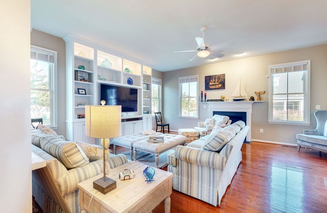 Bayside Resort house w/free WiFi, tennis court, gym, and fireplace