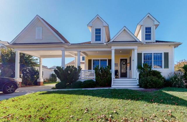 Bayside Resort house w/tennis/basketball court, shared sauna, & board games