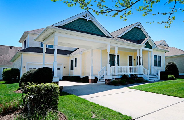 Bayside Resort house w/basketball court, fireplace, gym, and golf on-site