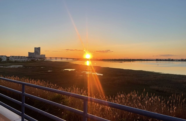 Bayside Retreat with Fabulous Views, Short walk to the Beach, Marvelous Sunsets
