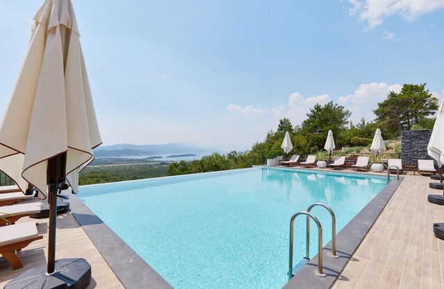 Bayview Hills Luxury Residences