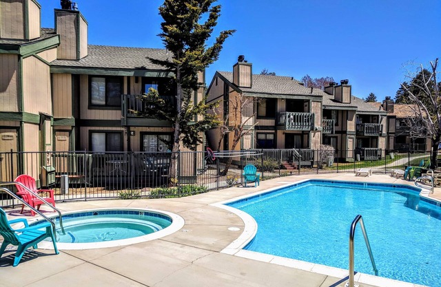 Bayview - Lakefront Complex, Walk to Lake, Heated Pool