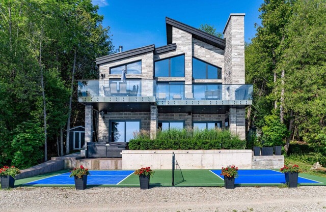 Bayview Oasis: Luxe Lakeside Escape w/Pickleball