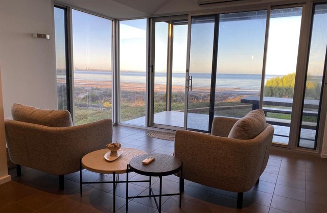 Bayview Retreat - Esplanade home w wifi