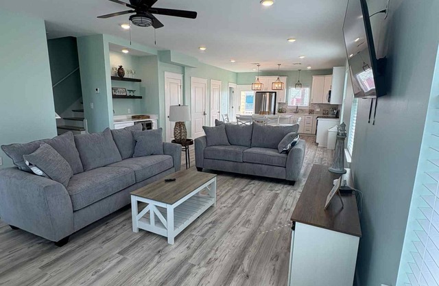 Baywinds condo #9: Spacious 4BR waterfront retreat in Grand Isle, LA.