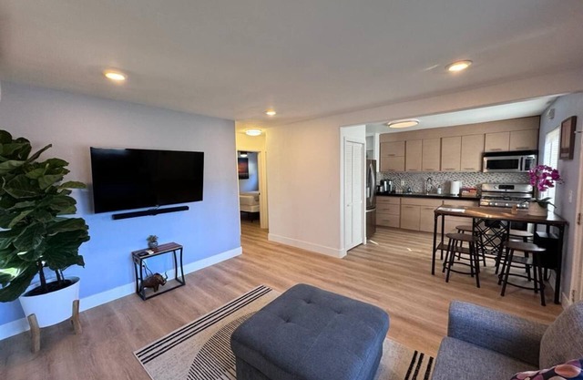 BBQ Grill, 5 mins to DT, Canyon Views, Parking