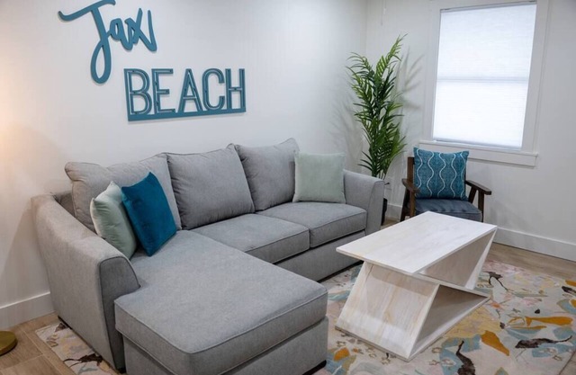 Be A Nomad | Gorgeous 2br 1blk from the Ocean - C
