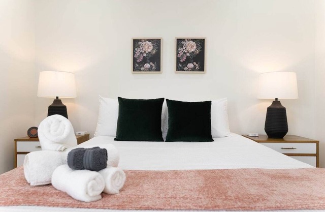 Be A Nomad | New Listing l 2br 3 blks to beach - C