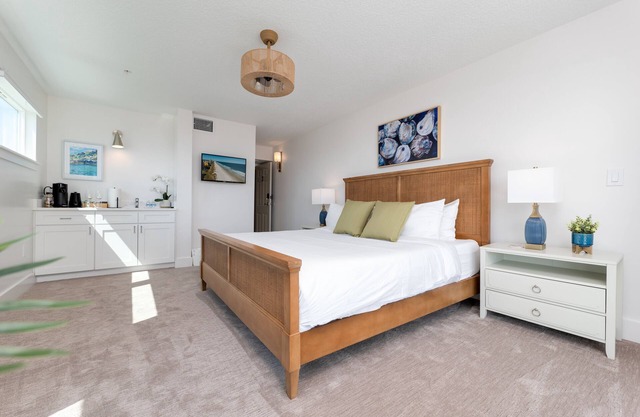 Be A Nomad | Oceanfront Boutique Hotel | {2FL King}