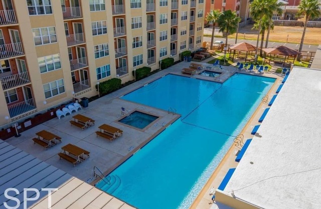 *Beach access Condo * Nice pool/hot tub area w/bbq (Gulfview I – #213) by RedAwning