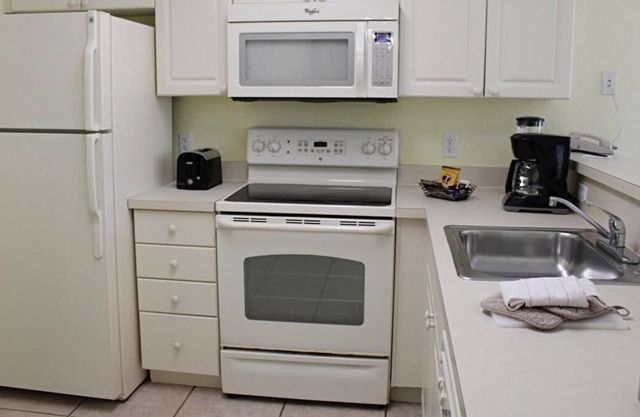 Beach Adventure! 3 Spacious Units, Kitchen, Beachfront, Pool, Surfing