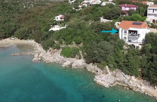 Beach Apartment 2: private bathing area, sandy beach, wireless internet, ideal for families